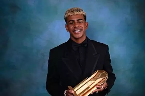 رسالة إلى ديمبيلي.. ماذا قال لامين يامال بعد خسارة الكرة الذهبية 2025؟